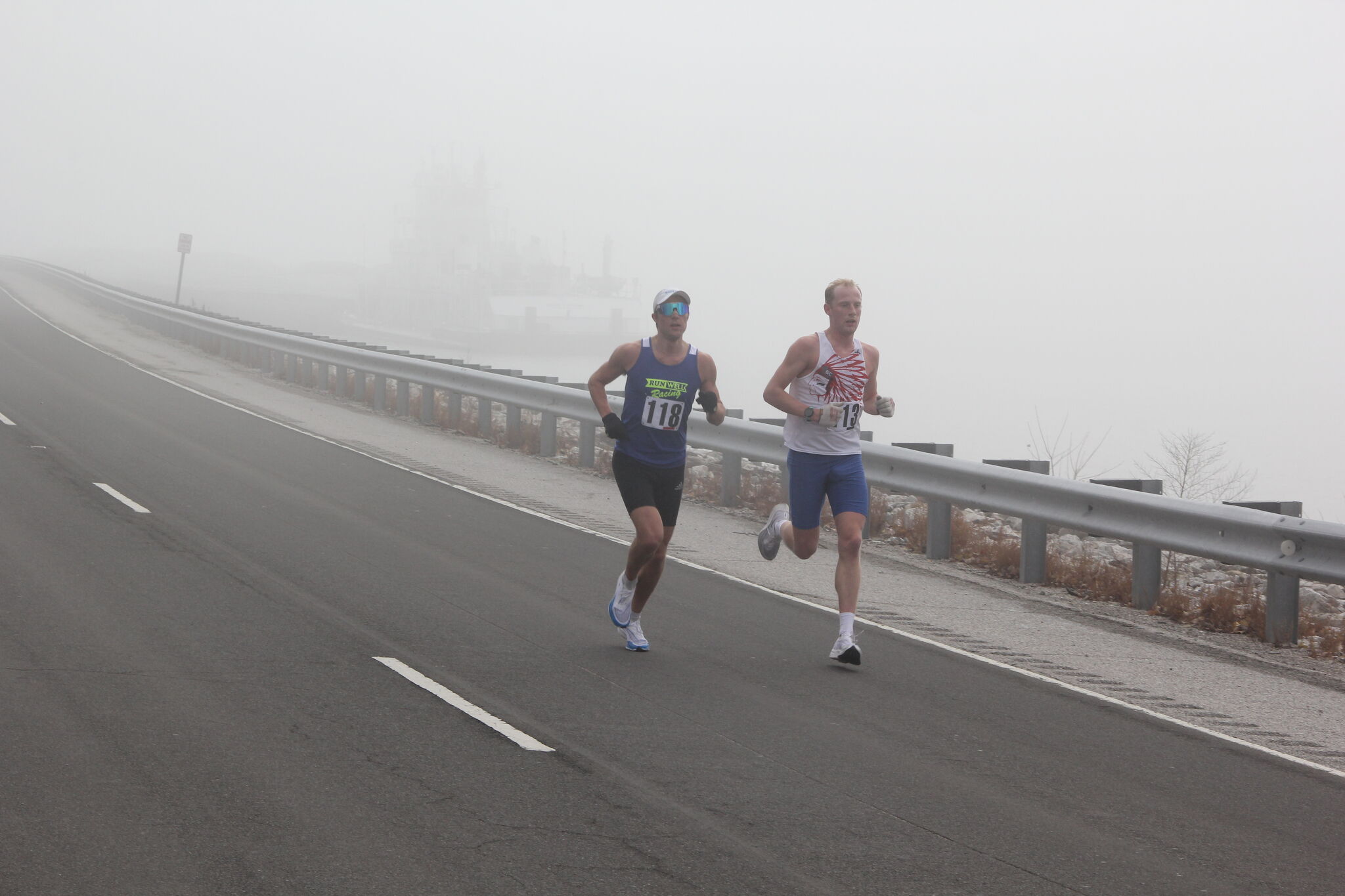 Alton's River Road Run has foggy backdrop