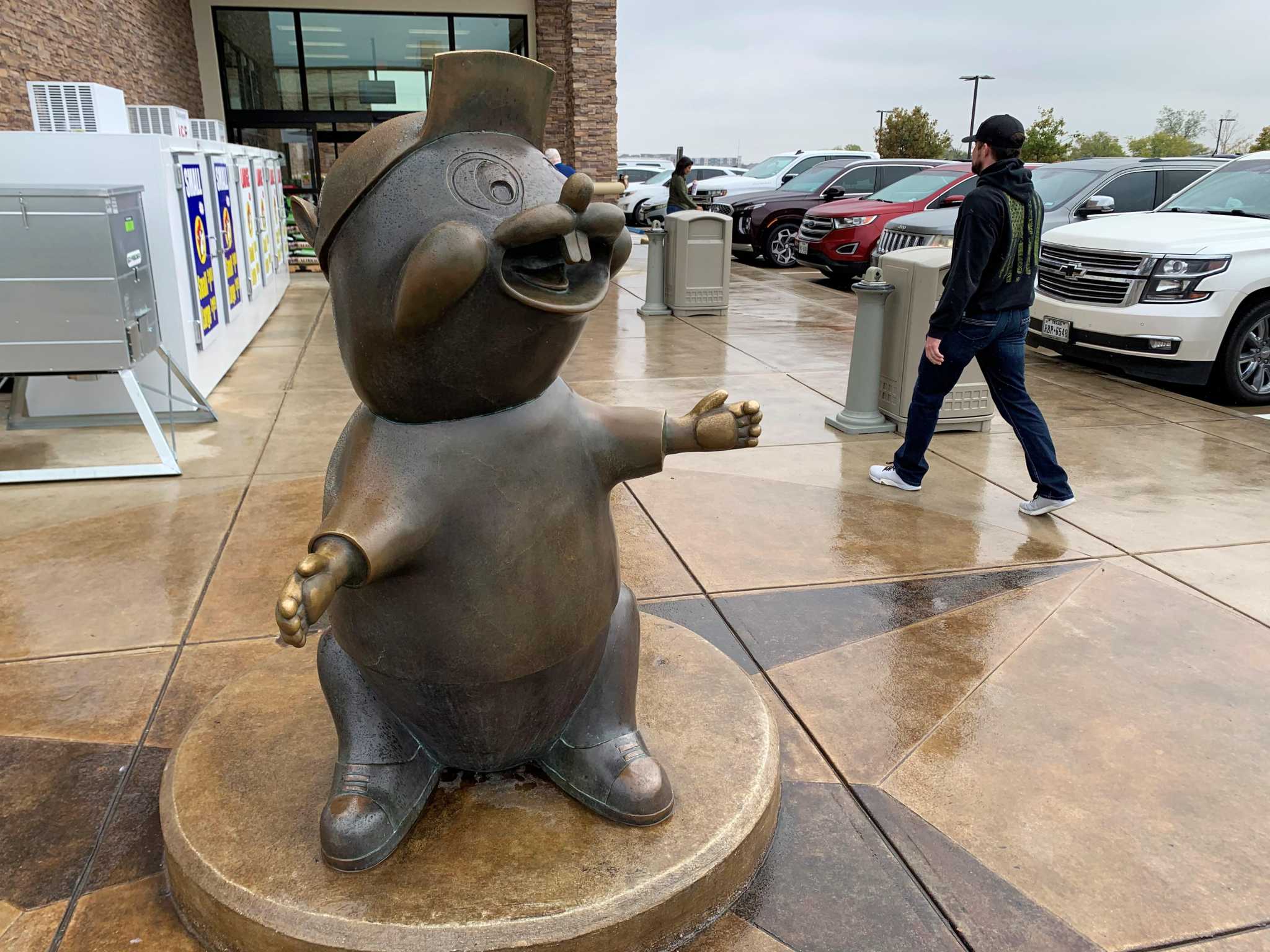 I haven't been the same since': A TikToker was shocked to discover that  Buc-ee's pays janitors the same wage as her desk job — here's why demand  for blue-collar work is soaring