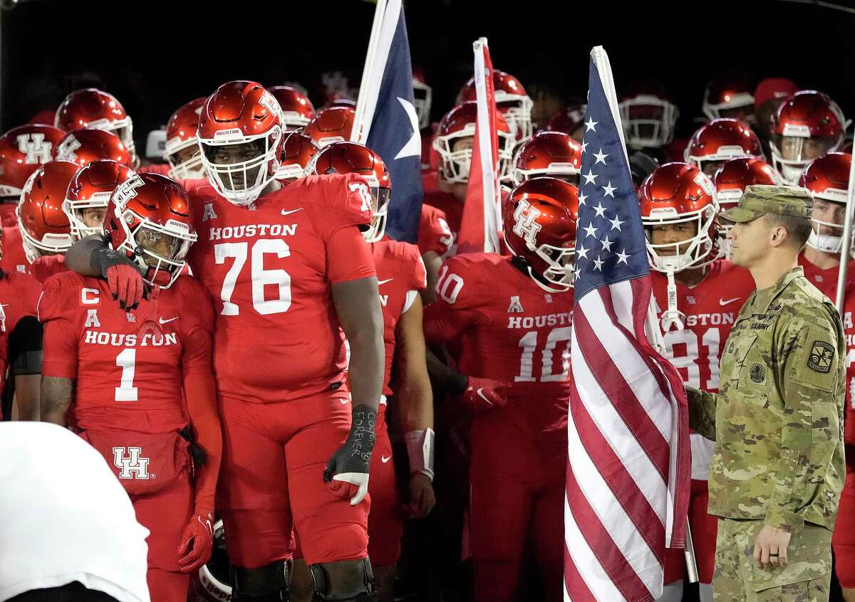 Left tackle Patrick Paul (76) will return for the 2023 season at UH instead of opting for the NFL draft.