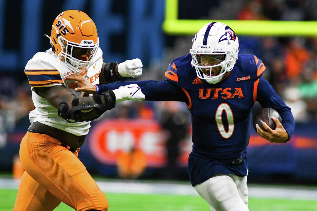 UTSA quarterback Frank Harris (0) moves the ball down the field during the fourth quarter of Saturday’s Conference USA game against UTEP at the Alamodome.