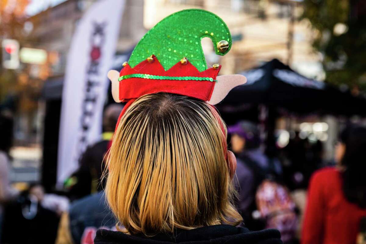 在一年一度的圣拉斐尔灯光和冬季仙境游行中，一名参加者戴着精灵的帽子。