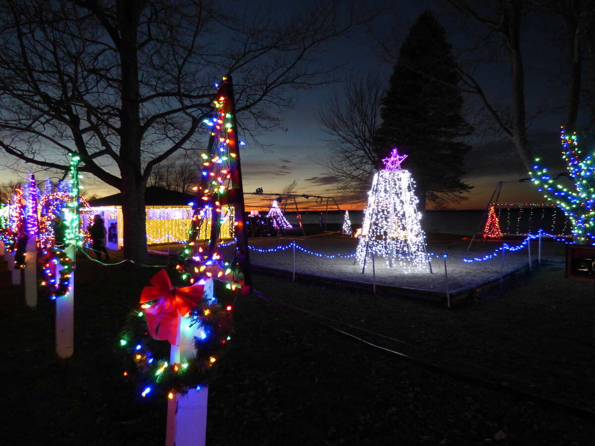 Christmas Light Show Delivers Holiday Cheer To Bear Lake