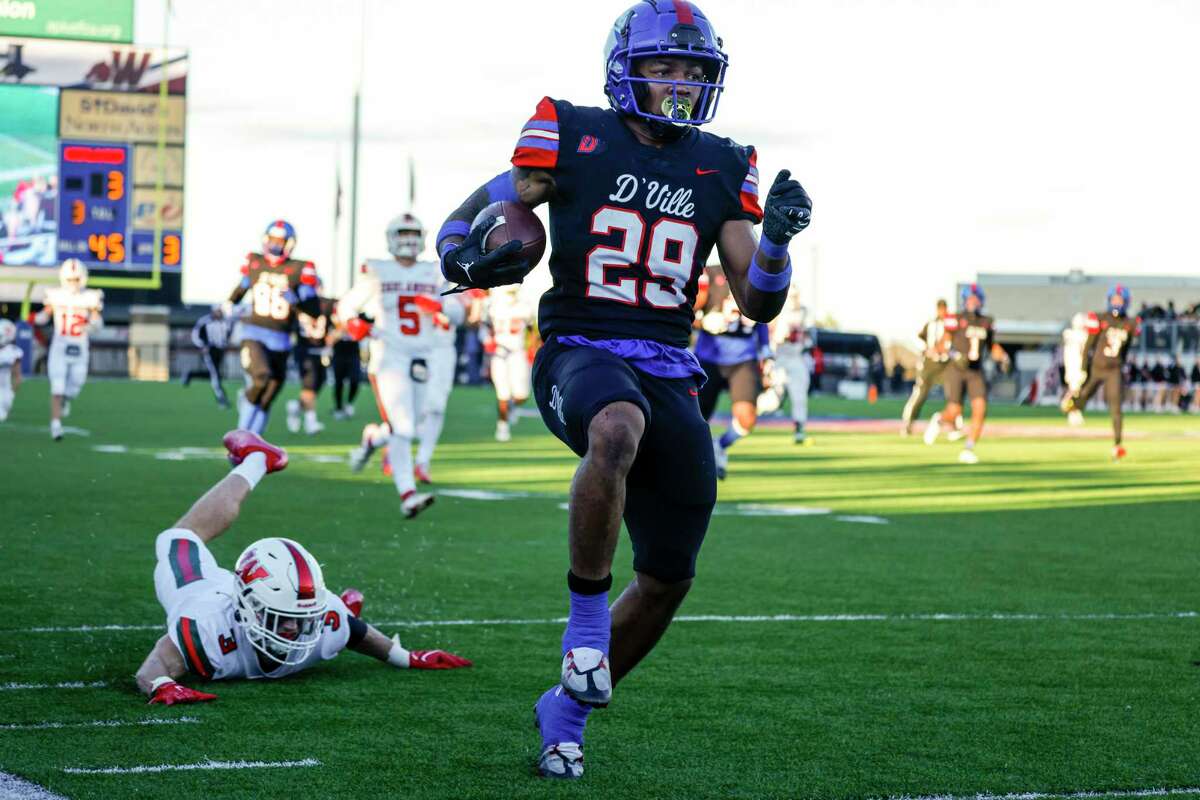 Duncanville running back Caden Durham (29) rushes for a touchdown in the 3rd Quarter in the Region II-6A Division I high school football semifinal game Saturday, Nov. 26, 2022 in Pflugerville. The Duncanville Panthers beat the Woodlands Highlanders 35-3.
