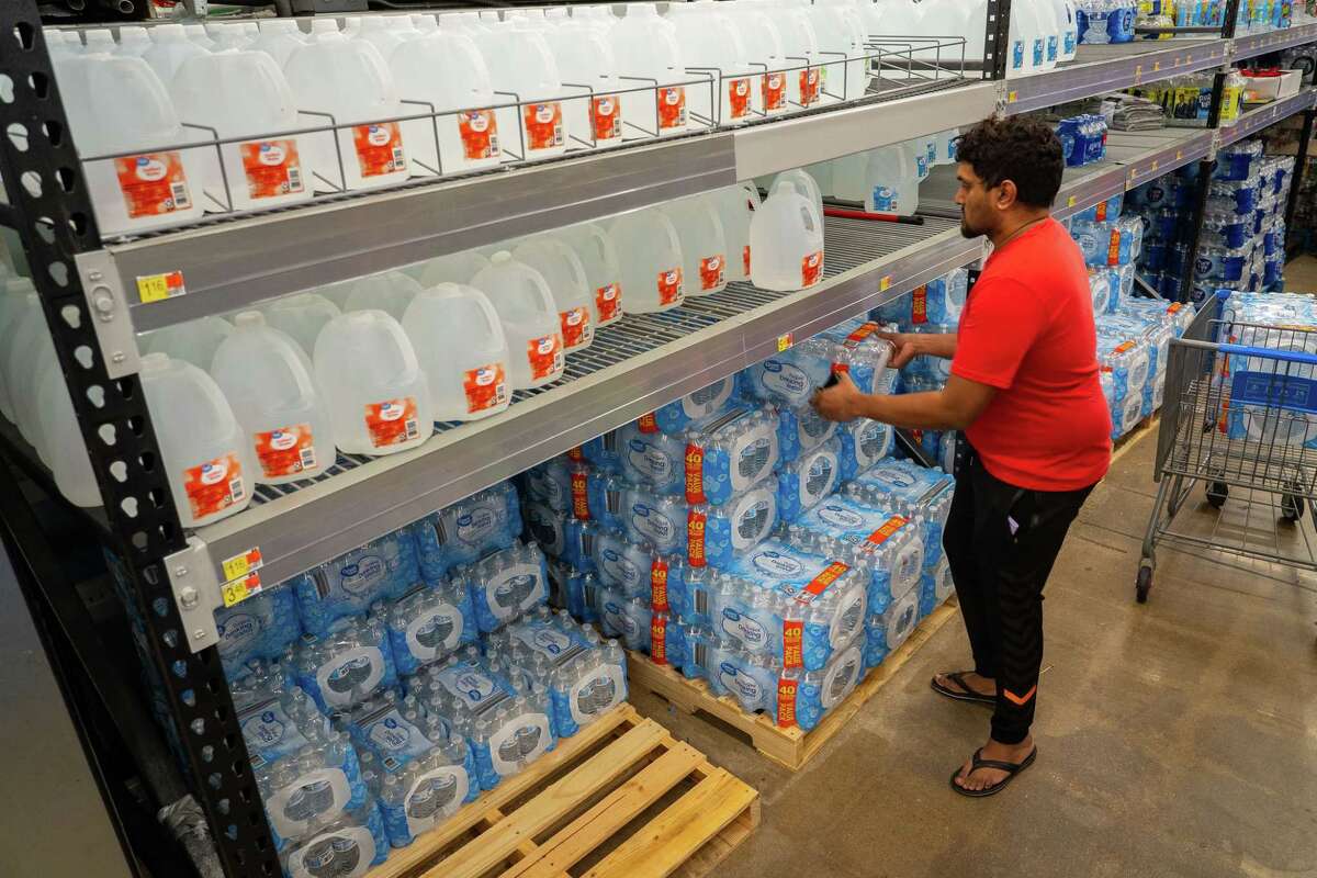 People bargain  bottled h2o  aft  a boil h2o  announcement  was issued for the full  metropolis  of Houston connected  Sunday, Nov. 27, 2022, astatine  Walmart connected  S. Post Oak Rd. successful  Houston.