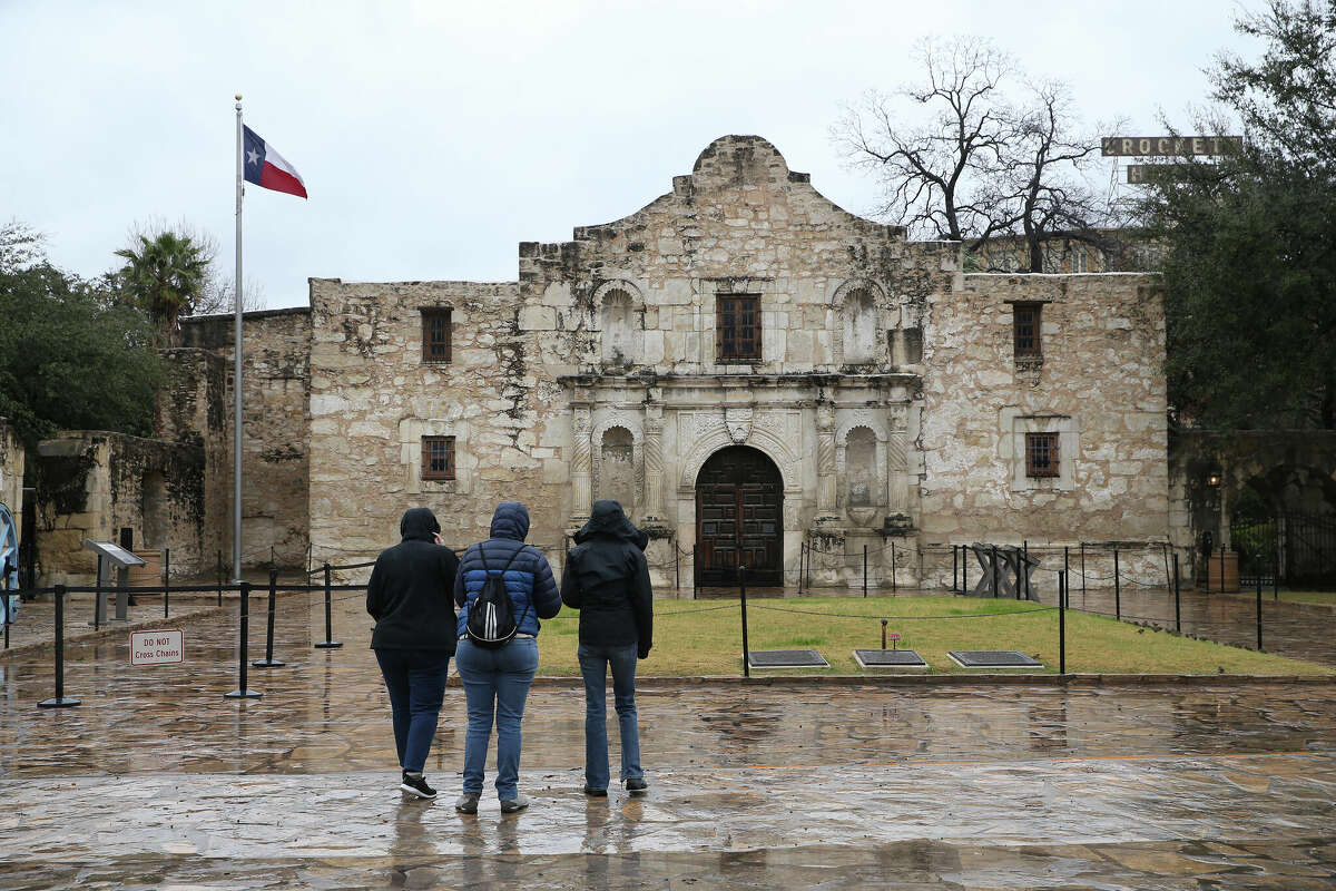 Cold weather is poised to return to San Antonio this week, with low temperatures expected to drop into the 40s, according to the National Weather Service. 