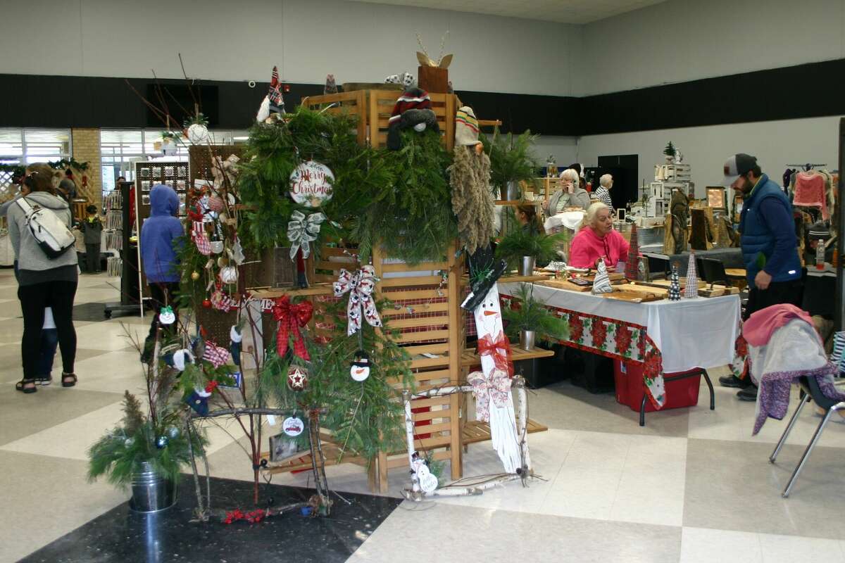 The annual Evergreen Festival in downtown Reed City kicked off the holiday season this past weekend with a holiday decorating contest, a lighted parade and visits with Santa and his reindeer.