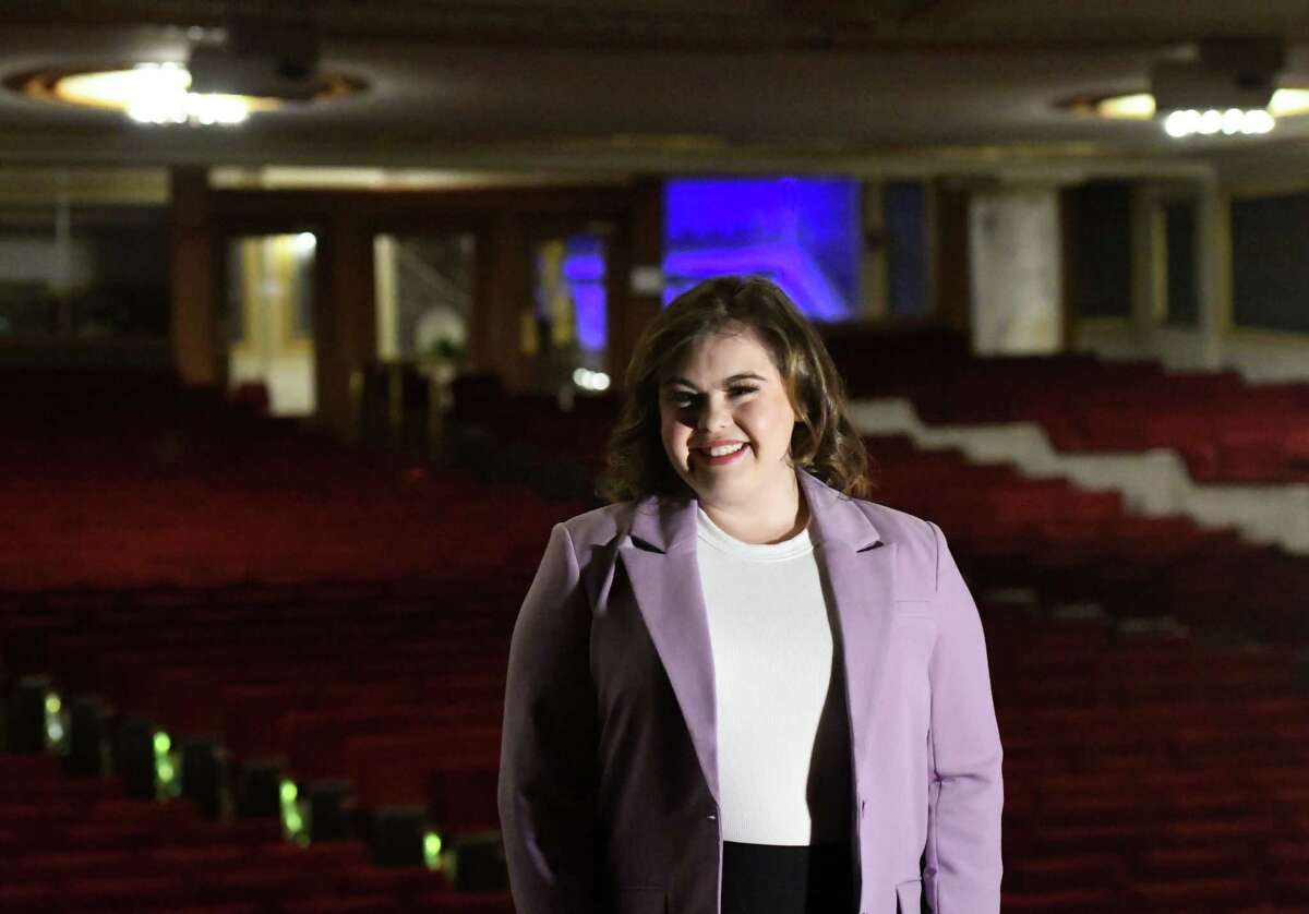 Saugerties native Niki Metcalf leads company of 'Hairspray' at Proctors