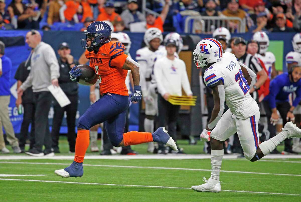 SAN ANTONIO, TX - NOVEMBER 12: Running back Brenden Brady #5 of the UTSA Roadrunners scores on a touchdown run against Louisiana Tech Bulldogs in the second half at Alamodome on November 12, 2022 in San Antonio, Texas. (Photo by Ronald Cortes/Getty Images)