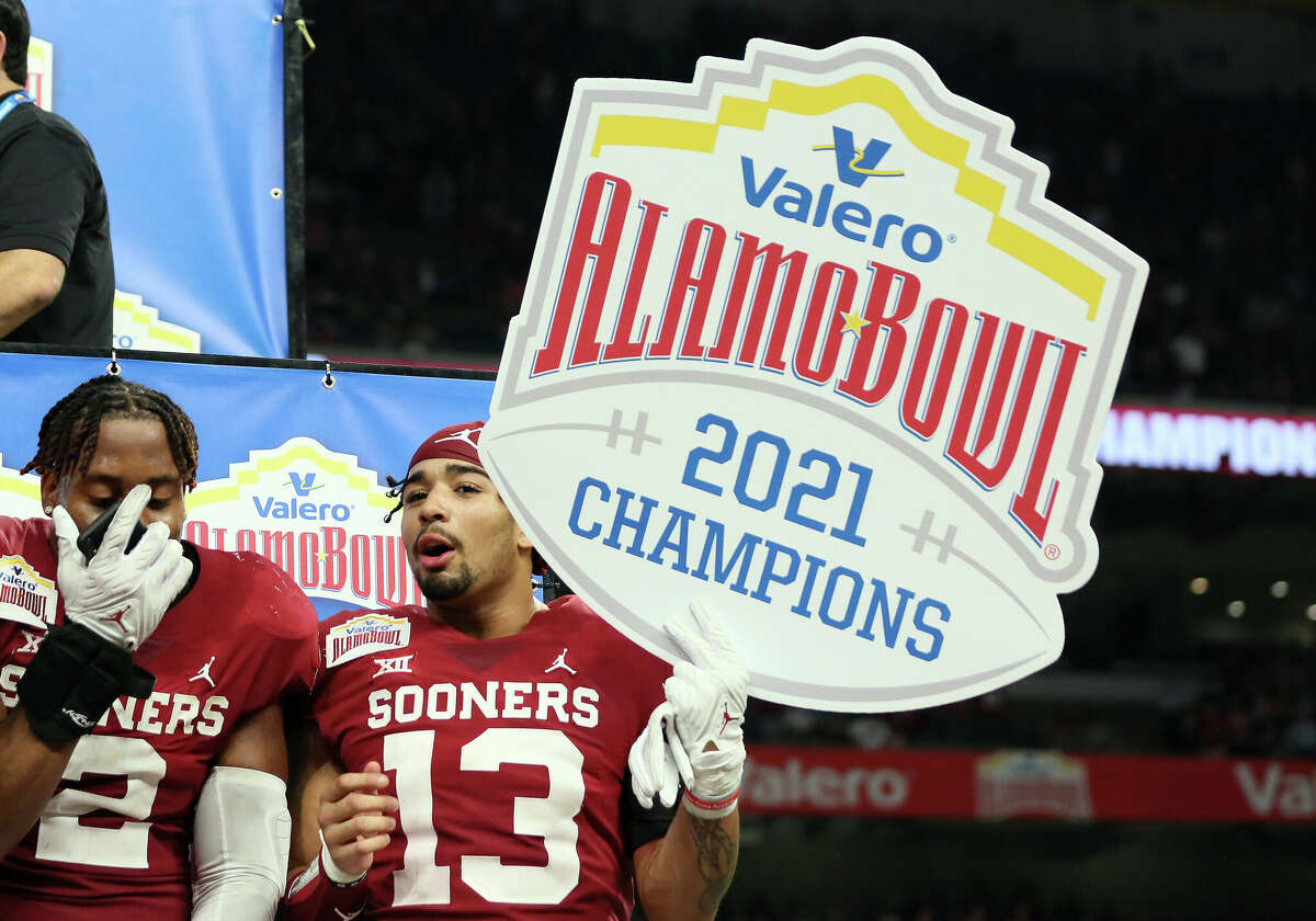 Oklahoma Sooners quarterback Caleb Williams (13) holds up a Alamo Bowl champions sign after defeating the Oregon Ducks during the Valero Alamo Bowl football game at the Alamodome on December 29, 2021 in San Antonio, TX. 