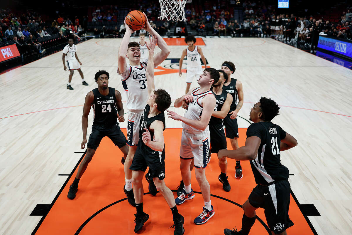 PORTLAND, OREGON - NOVEMBER 27: Donovan Clingan #32 of the UConn Huskies shoots over Caleb Grill #2 of the Iowa State Cyclones during the second half of the Phil Knight Invitational Tournament Menâs Championship at Moda Center on November 27, 2022 in Portland, Oregon. (Photo by Soobum Im/Getty Images)
