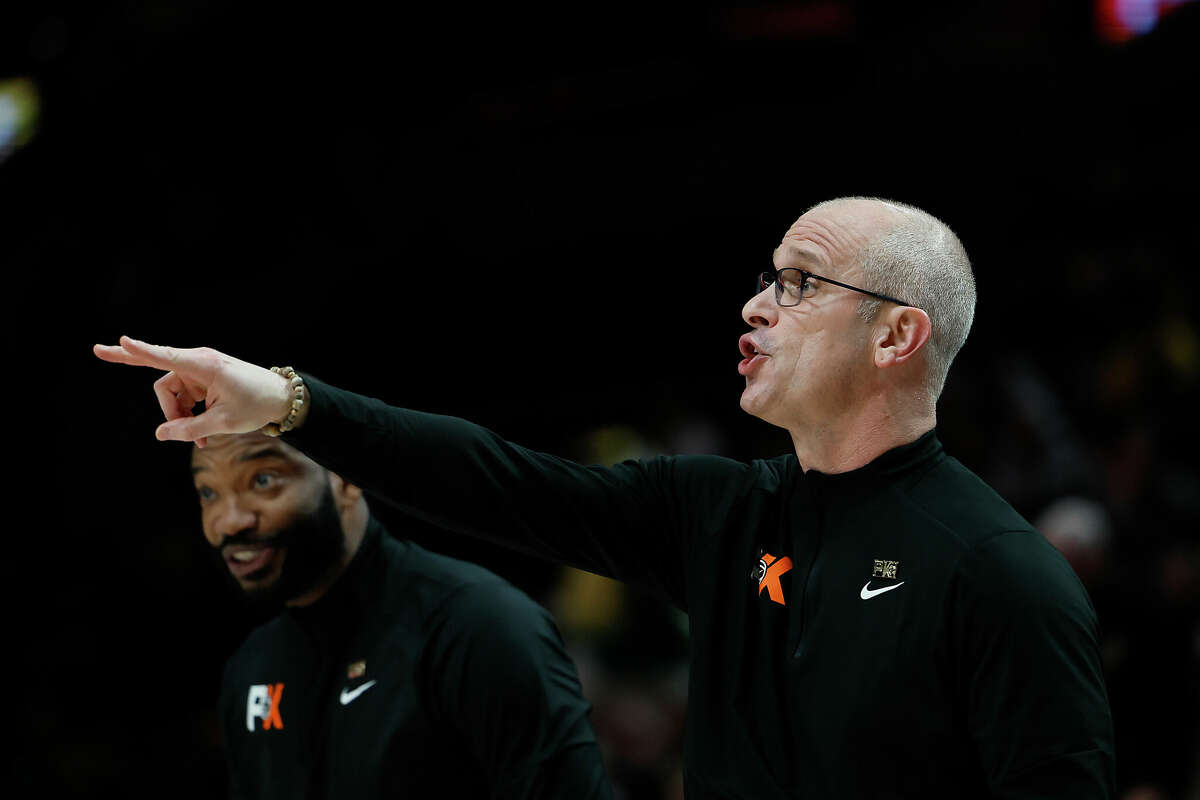 PORTLAND, OREGON - NOVEMBER 24: Head coach Dan Hurley of the UConn Huskies gives direction to his team during the first half against the Oregon Ducks at Moda Center on November 24, 2022 in Portland, Oregon. (Photo by Soobum Im/Getty Images)