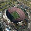 2012年1月1日，星期六，加州帕萨迪纳，在玫瑰碗NCAA大学橄榄球比赛期间，威斯康辛州与斯坦福大学展开鸟瞰图。(美联社图片/蒂姆·朗摄影公司，尼克·桑托斯)