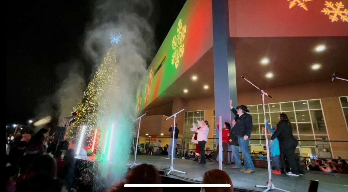 Laredians enjoyed NavidadFest at the Sames Auto Arena. Many other activities took place there, including dancing, Christmas carols, ice skating, and the arrival of Santa Claus.