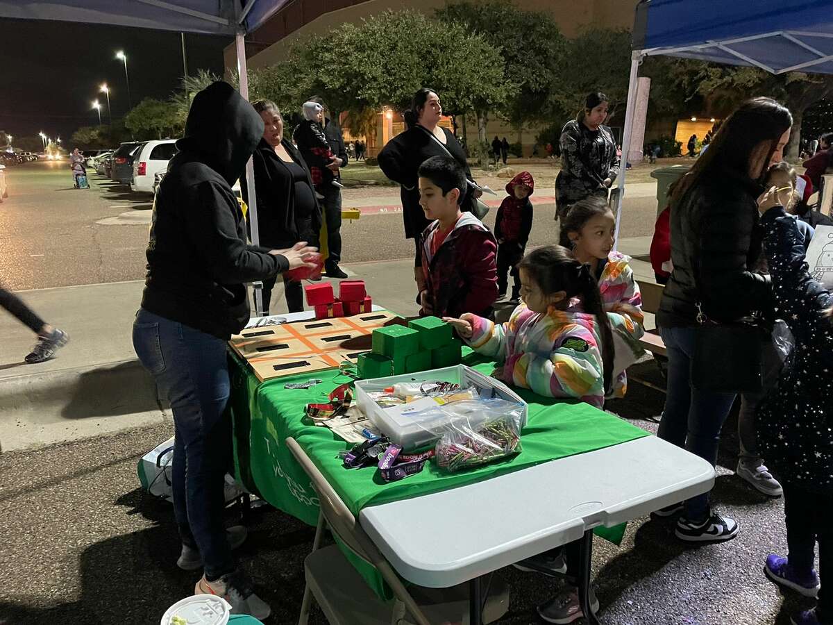 Laredians enjoyed NavidadFest at the Sames Auto Arena. Many other activities took place there, including dancing, Christmas carols, ice skating, and the arrival of Santa Claus.