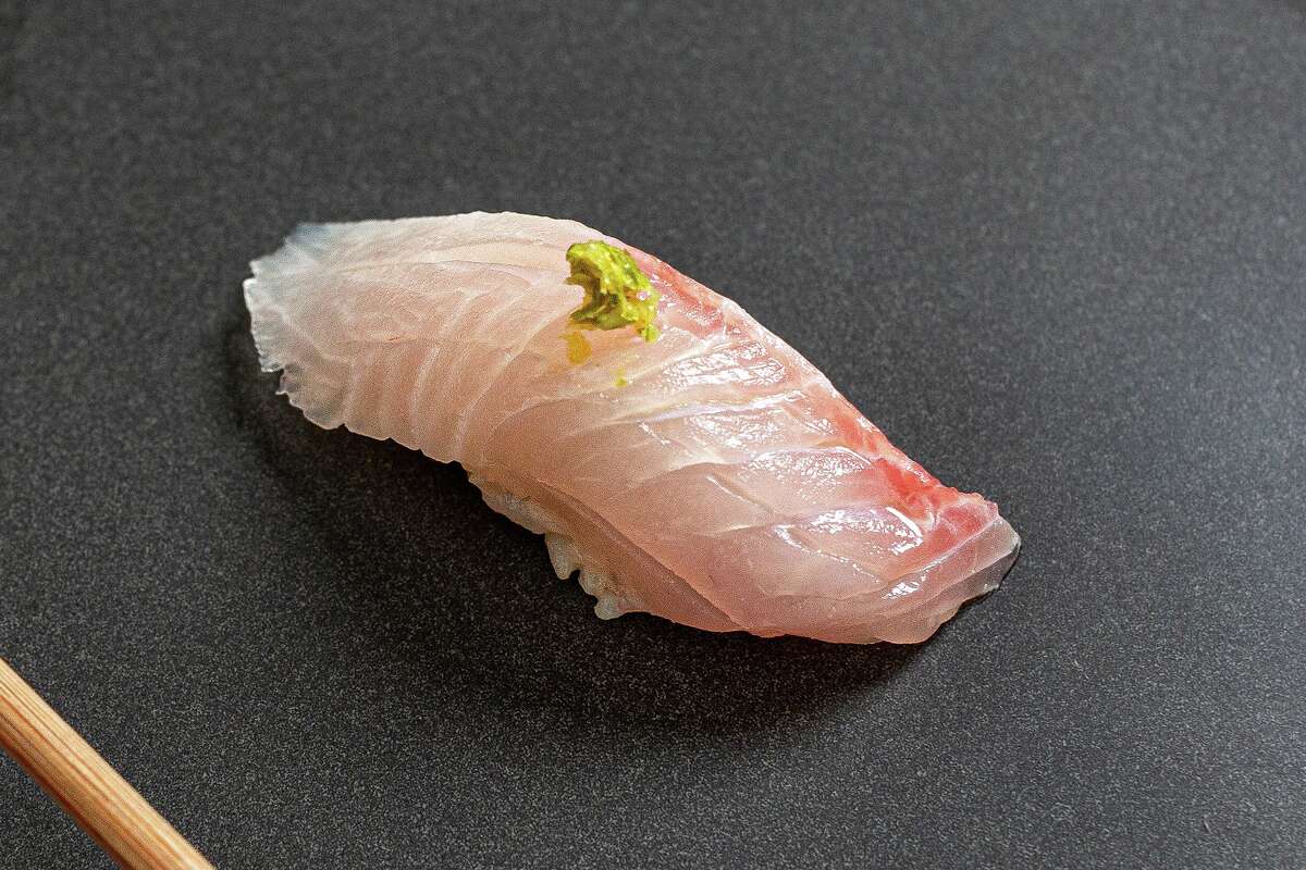 Το Sushi by Hidden, μια νέα εμπειρία omakase 30 λεπτών, σερβίρει μόλις 10 επισκέπτες κάθε φορά με ένα μενού σούσι που επιμελείται ο σεφ Jimmy Kieu.