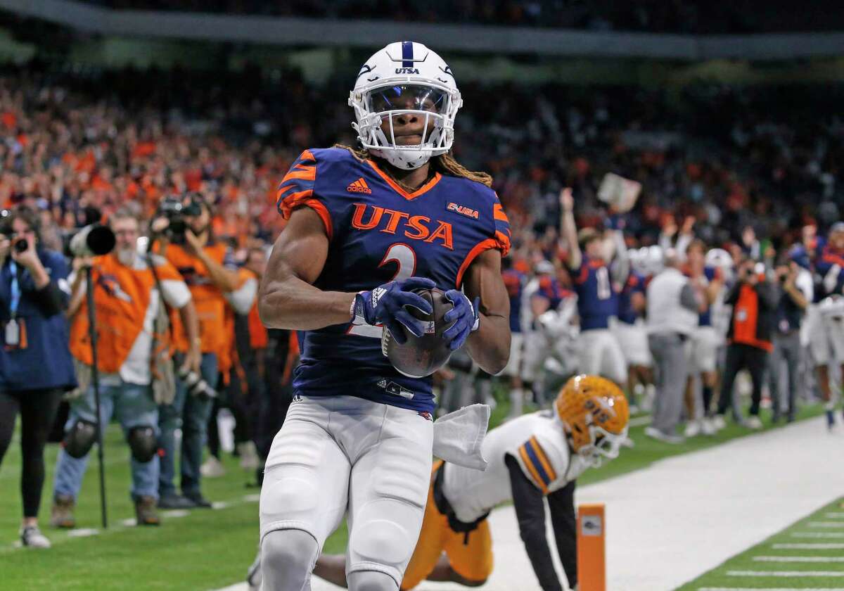 SAN ANTONIO, TX - NOVEMBER 26: Wide receiver Joshua Cephus #2 of the UTSA Roadrunners catches a touchdown pass ahead of Kobe Hylton #2 of the UTEP Miners in the first half at Alamodome on November 26, 2022 in San Antonio, Texas. (Photo by Ronald Cortes/Getty Images)