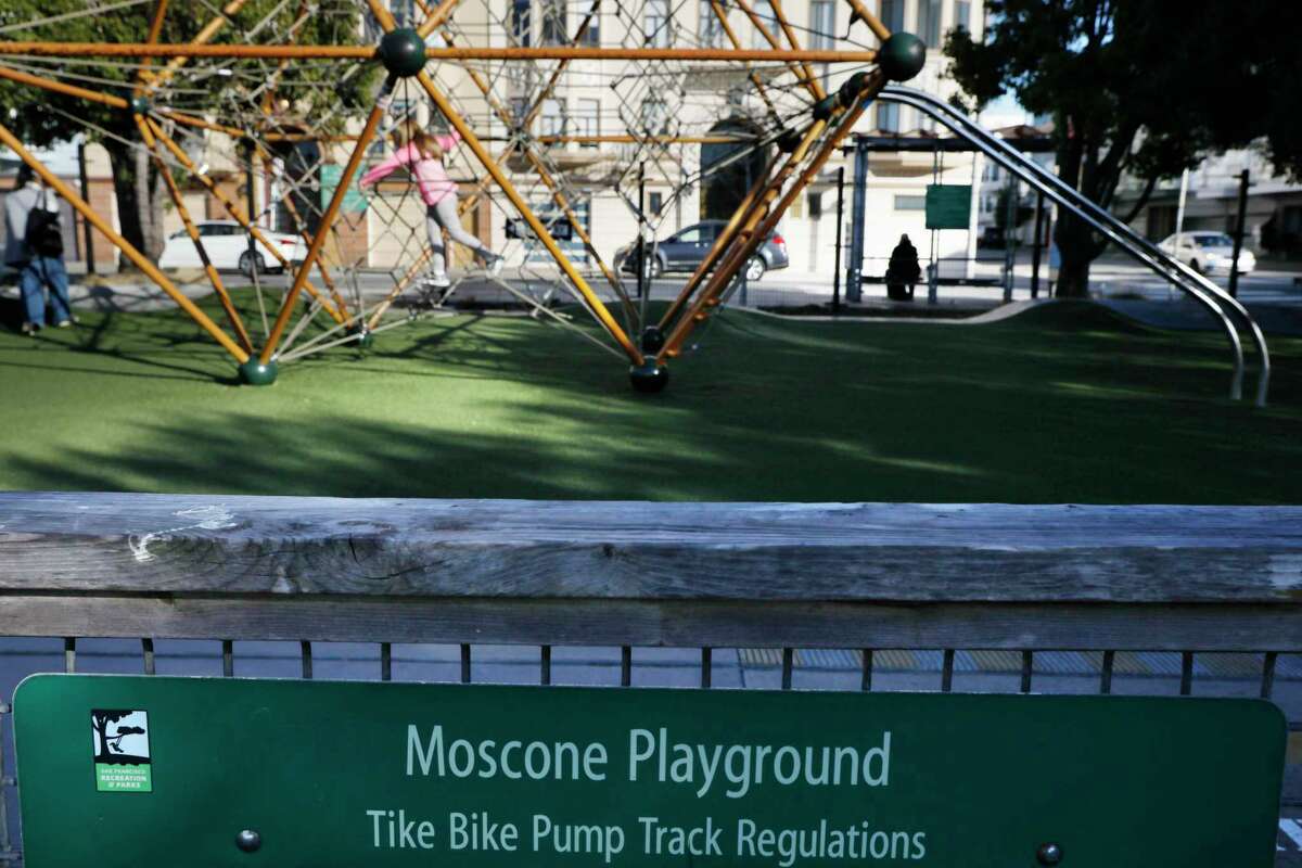 一个孩子在旧金山莫斯康公园玩耍，一个蹒跚学步的孩子可能不小心摄入了芬太尼。