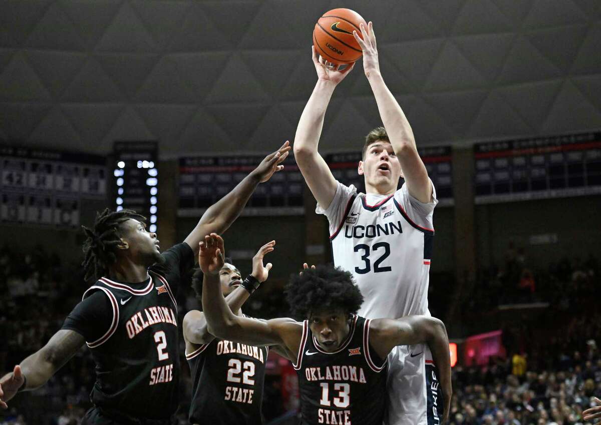 Alex Karaban beat the halftime buzzer to give UConn a 13-point