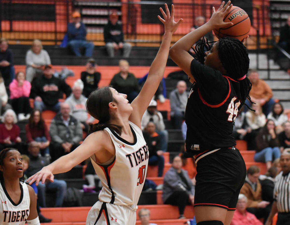Scott Credit Union Shootout Features Six Games At Edwardsville High School