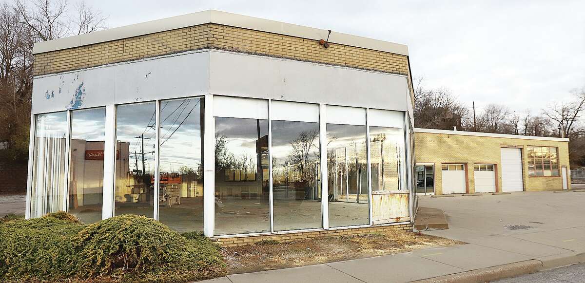 John Badman|The Telegraph This building at 1400 East Broadway in Alton, once a plumbing supply business, may become the first cannabis dispensary in the city.