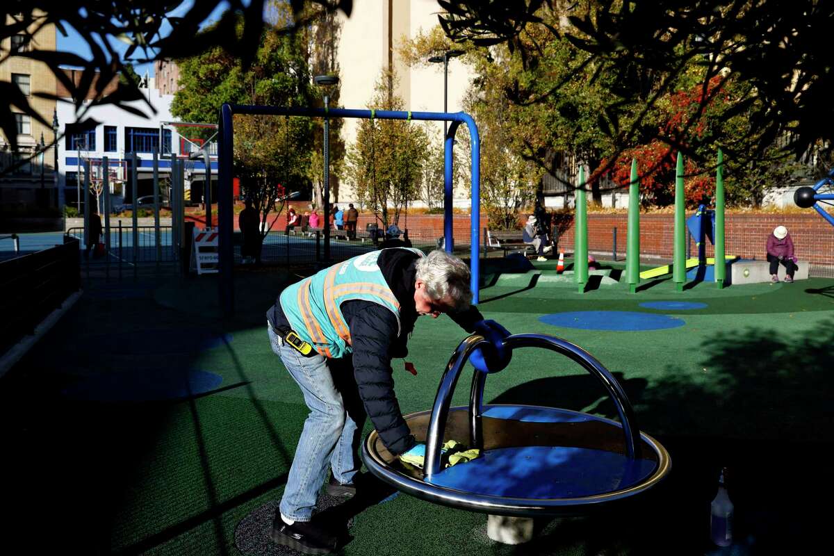 旧金山的毒品危机已经伤害了孩子们很多年了。现在一个婴儿吸毒过量引发了公愤。Tenderloin社区福利区的Stephen Tennis打扫Boeddeker公园的设备。