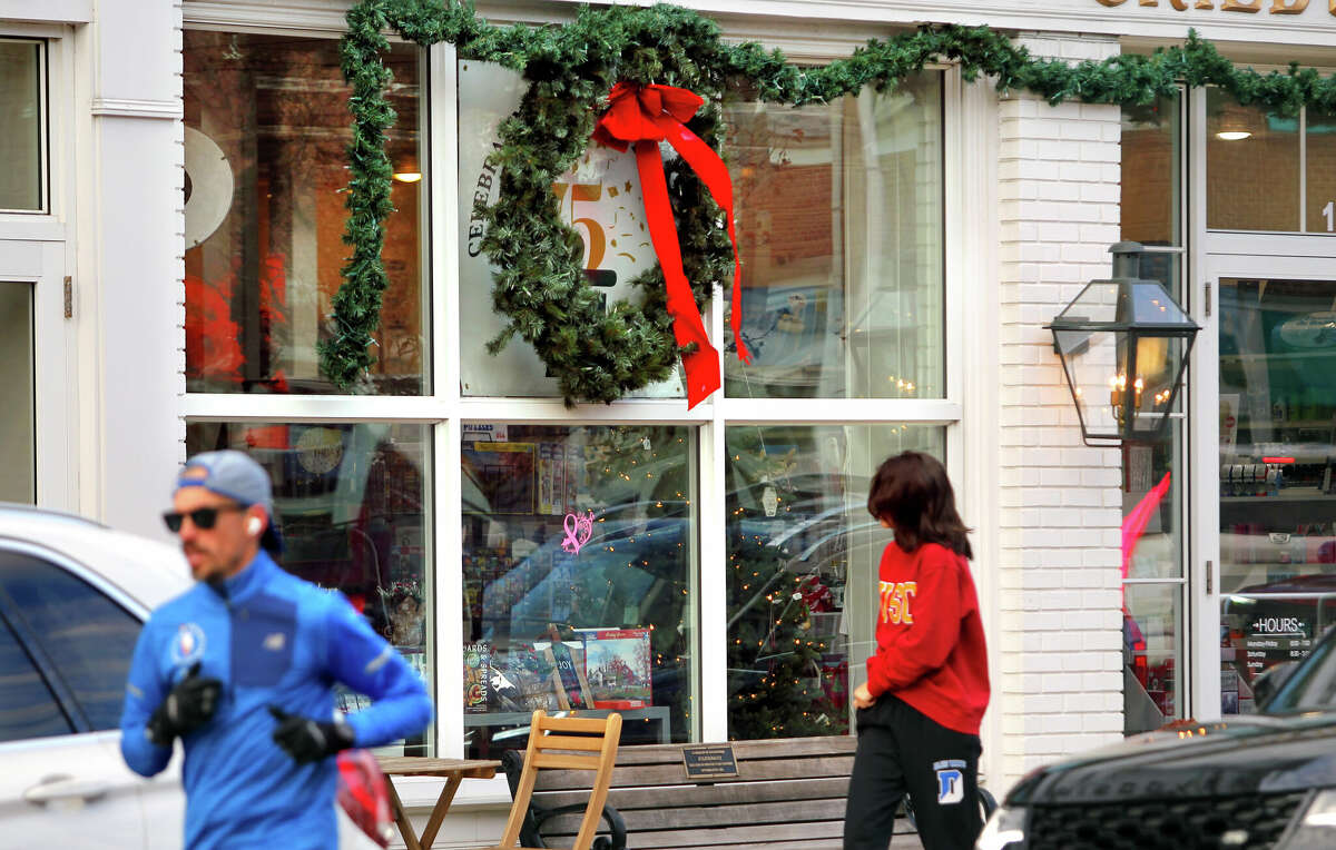 The Darien Chamber of Commerce has brought back the Festival of Wreaths in Darien, Conn., on Tuesday December 2, 2022. Through Dec. 21, shoppers can bid on the wreaths displayed in storefronts (made by volunteers) including Barrett Bookstore, Leary's Liquor Cabinet, Darien Toy Box, Darien Sport Shop, Sipsters, NEAT, and Grieb's Pharmacy among others.