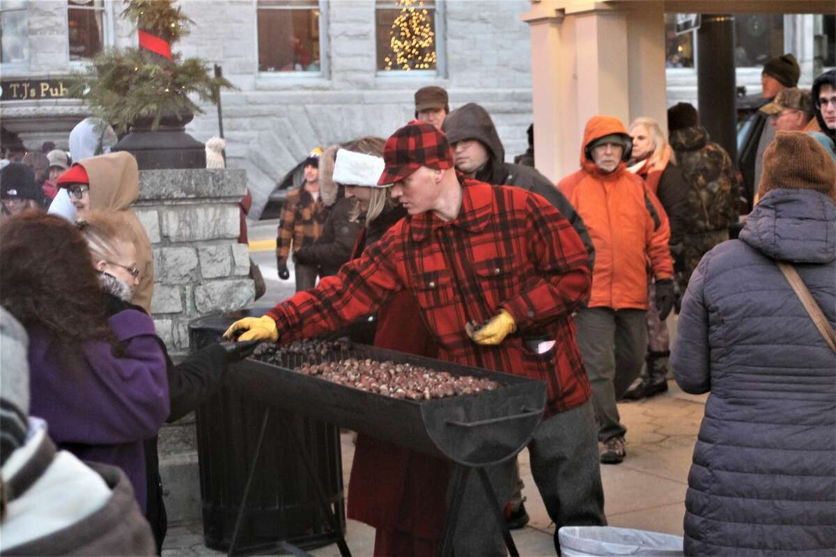 Manistee's Sleighbell Parade goes down River Street