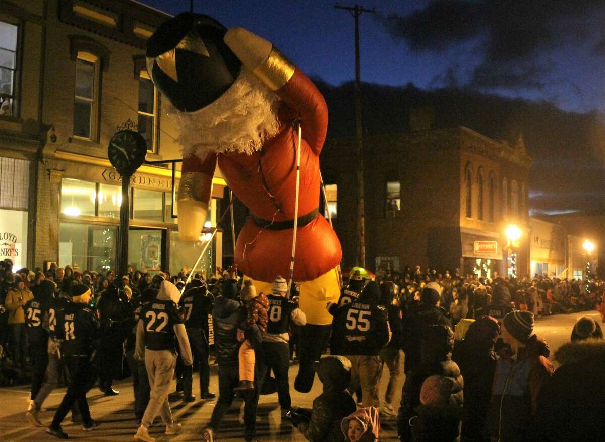 Manistee's Sleighbell Parade goes down River Street