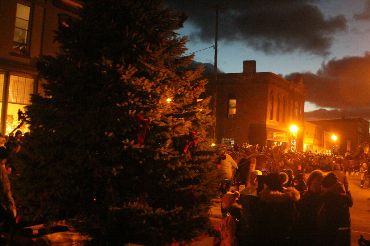 Manistee's Sleighbell Parade goes down River Street