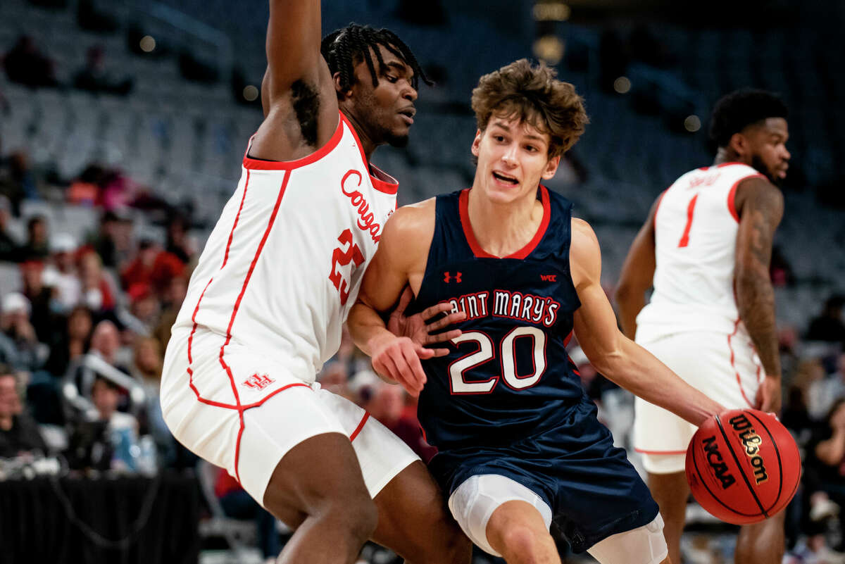 No. 1 Houston Cougars hold off Saint Mary's Gaels