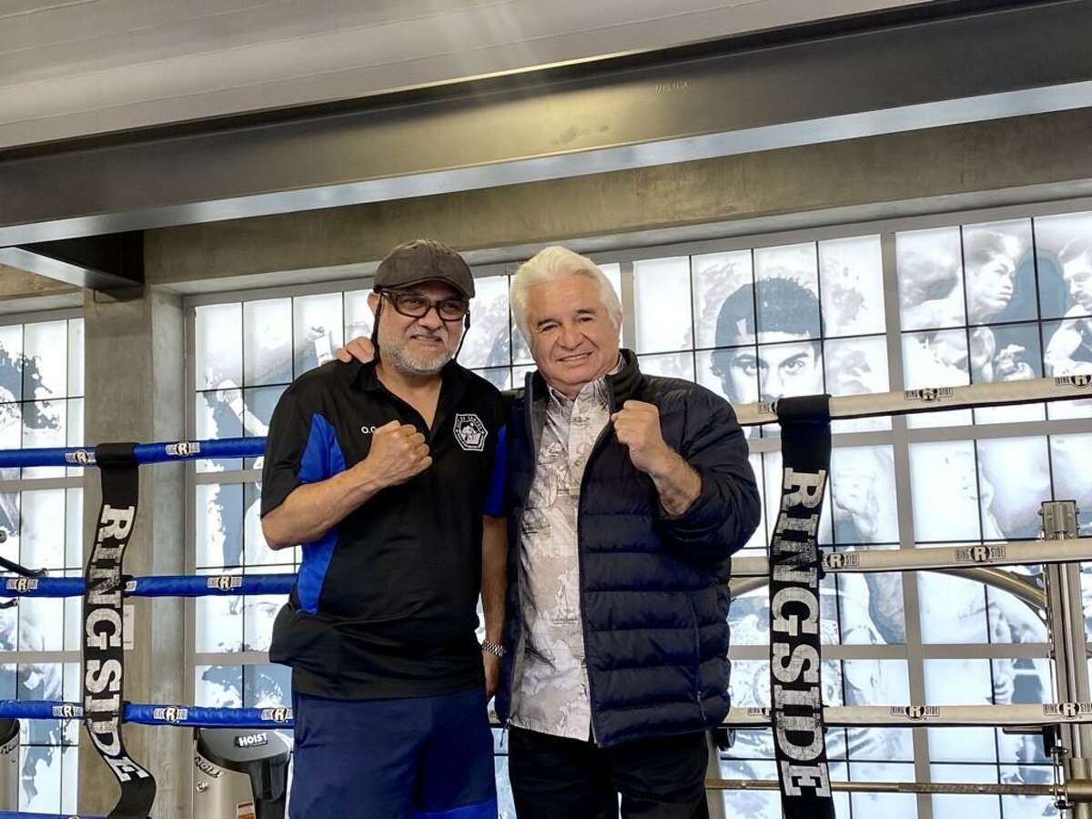 Orlando Canizales y Fernando Laurel posan para una fotografía en el ring del gimnasio Canizalez Boxing Gym el martes 29 de noviembre de 2022.