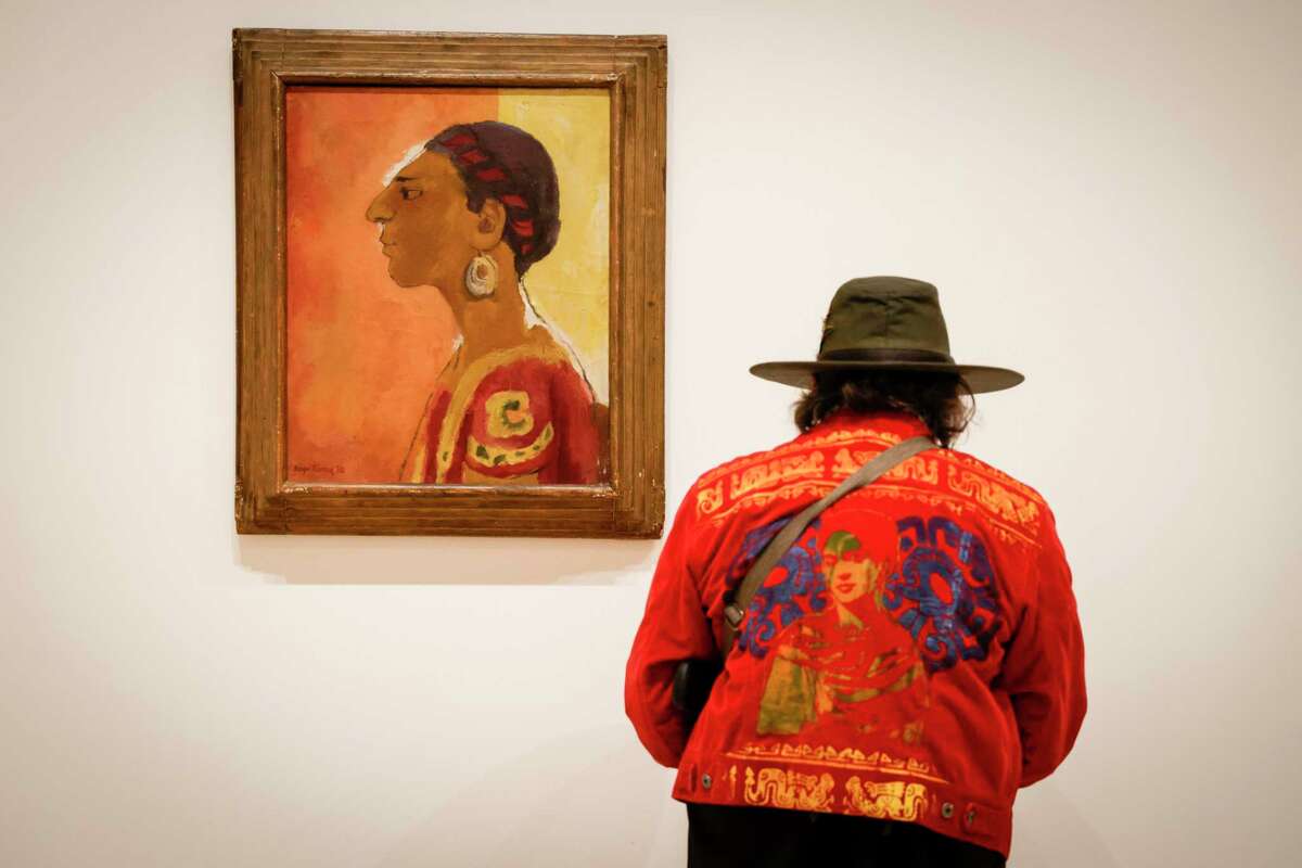 参观者穿过“迭戈里维拉的美国”显示在旧金山现代艺术博物馆在城市周末的免费博物馆,由匿名捐赠者进行补偿。