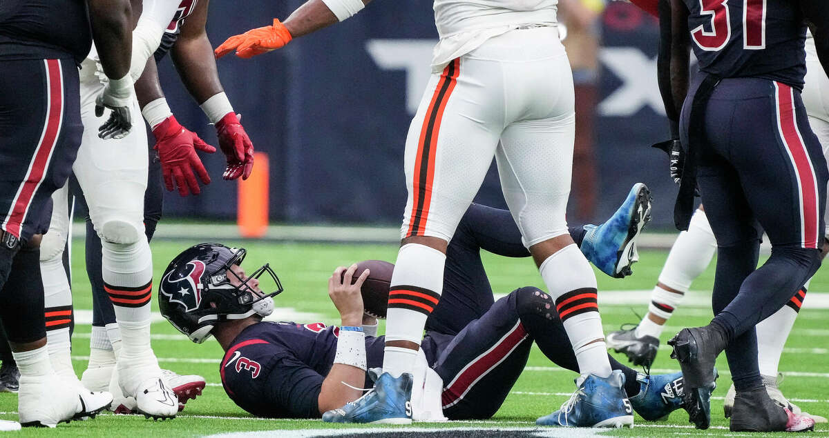 HOUSTON, TX - DECEMBER 04: Cleveland Browns defensive end Jadeveon Clowney  (90) dives to tackle Houston Texans running back Dameon Pierce (31) in the  first quarter during the NFL game between the