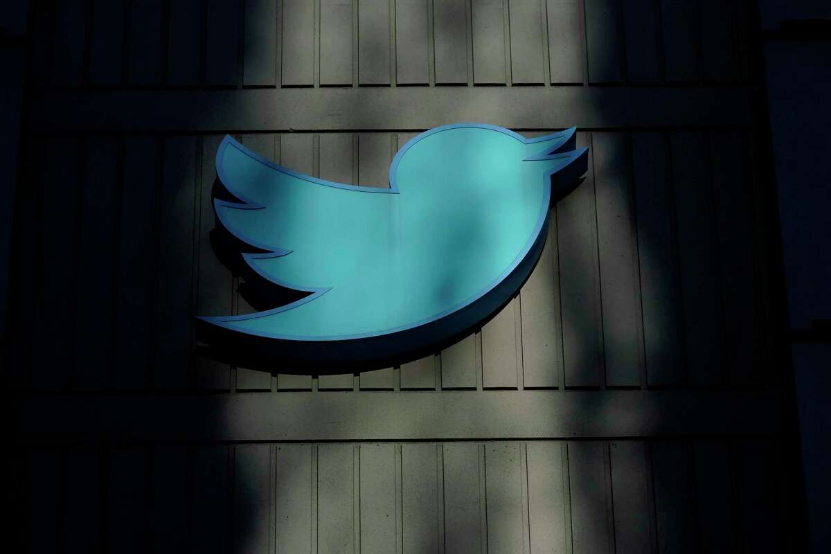 图为旧金山Twitter总部的一个标志。解雇推特员工对埃隆·马斯克采取法律行动。