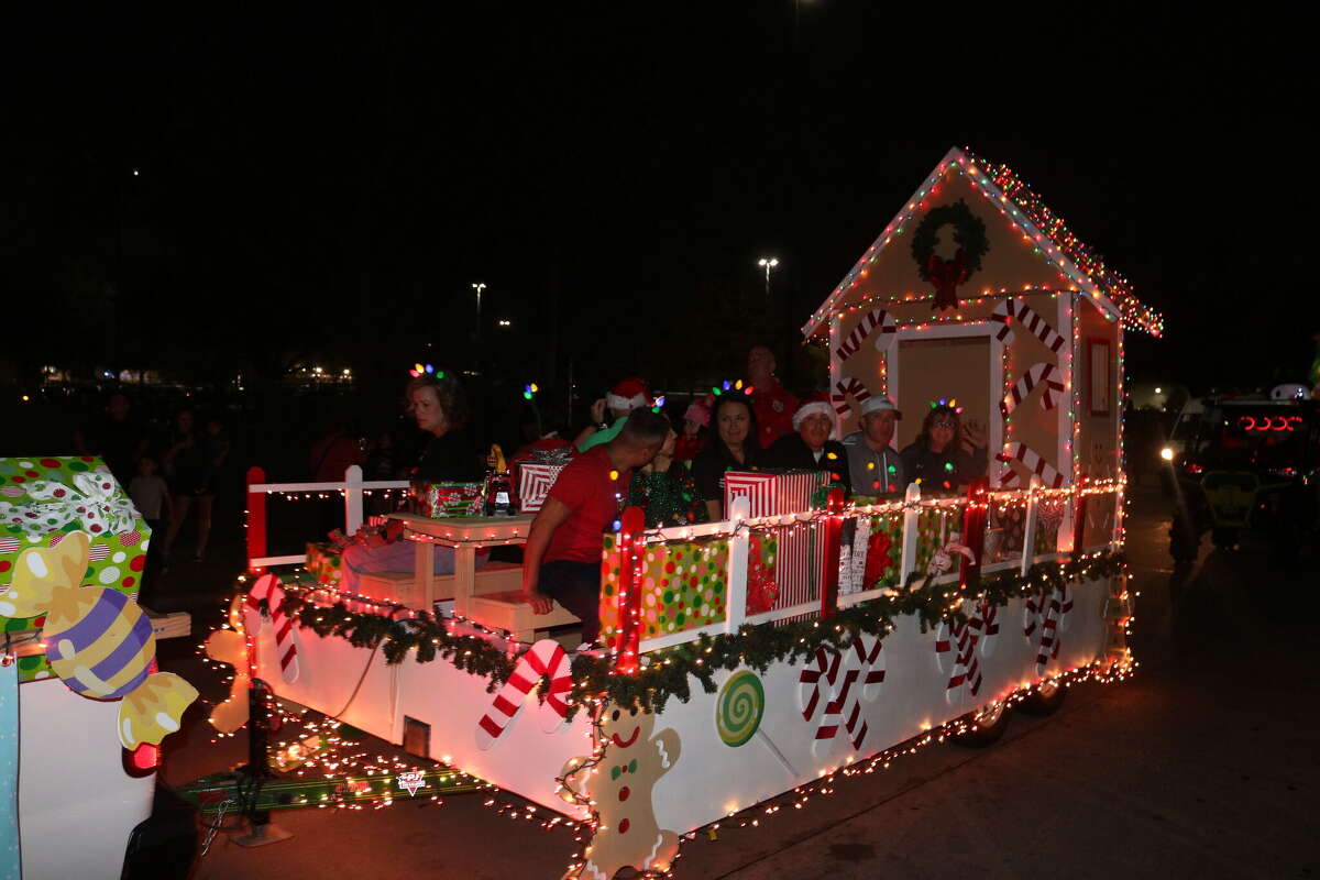 Pasadena Christmas parade chockful of holiday lights, floats and more