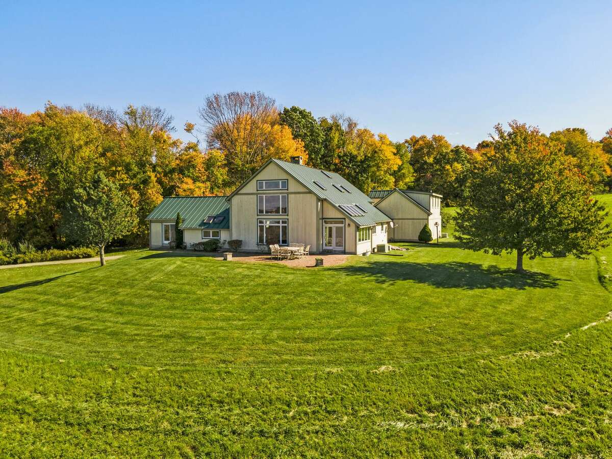 3M contemporary ranch with over 600 acres in Franklin listed