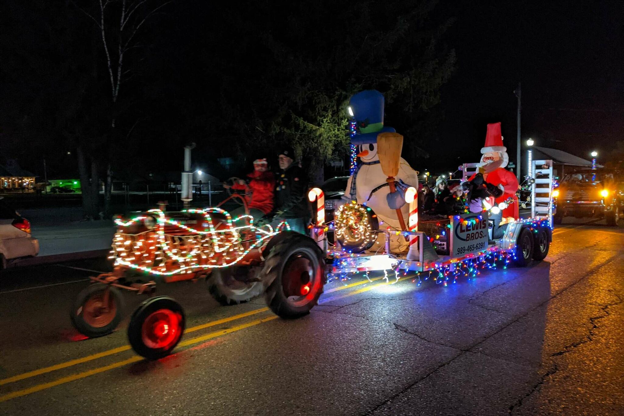 Big Bright Shiny Christmas Parade steps off in Coleman Saturday night