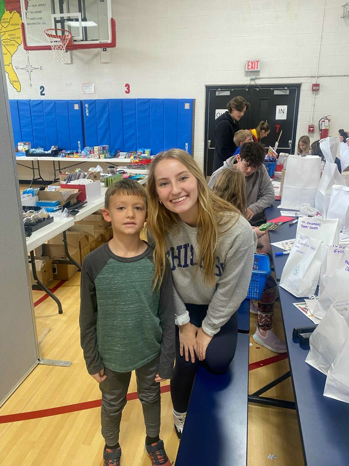 Big Rapids student council help Riverview Elementary holiday shop