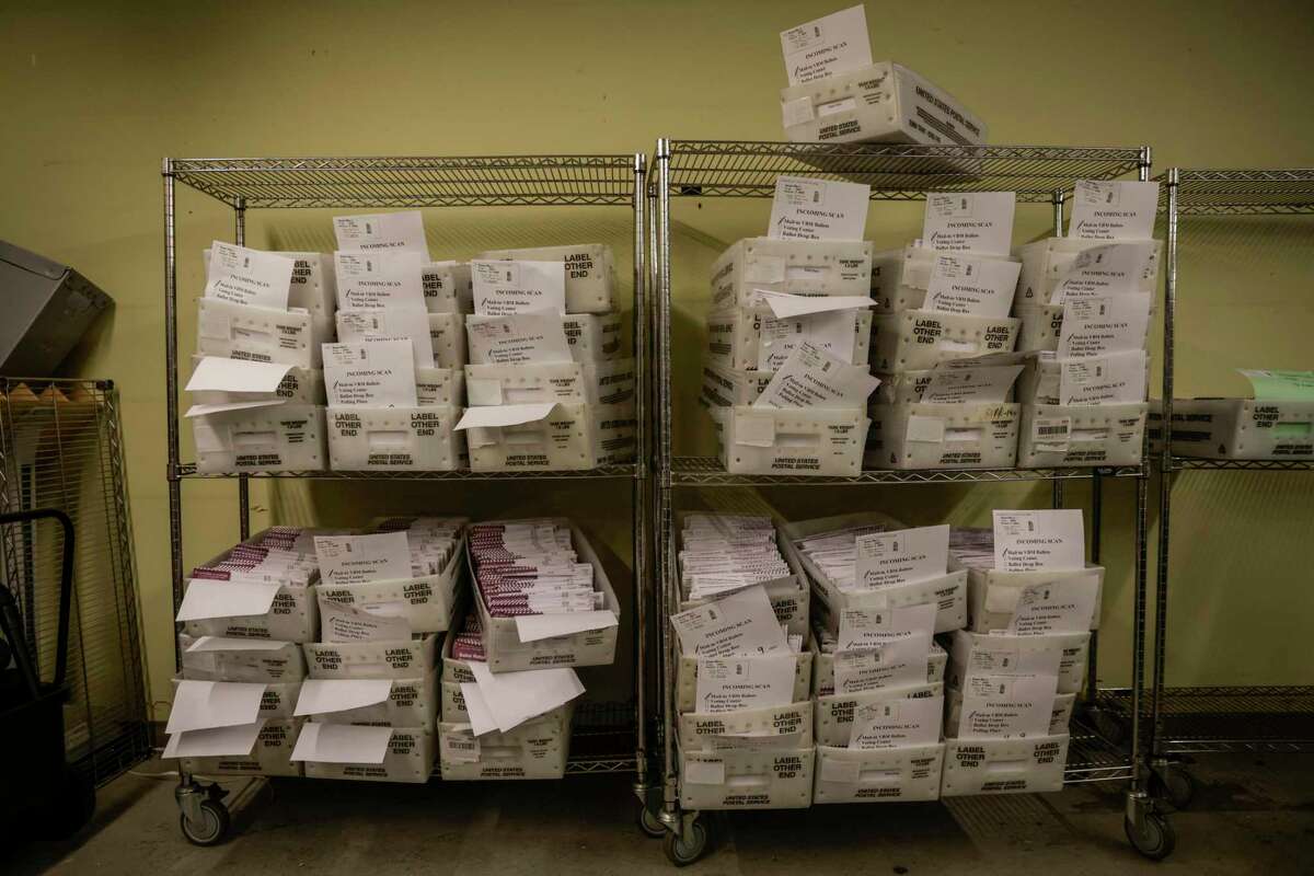 2022年11月9日星期三，在旧金山市政厅的选举部门，一箱箱的选票等待被统计。