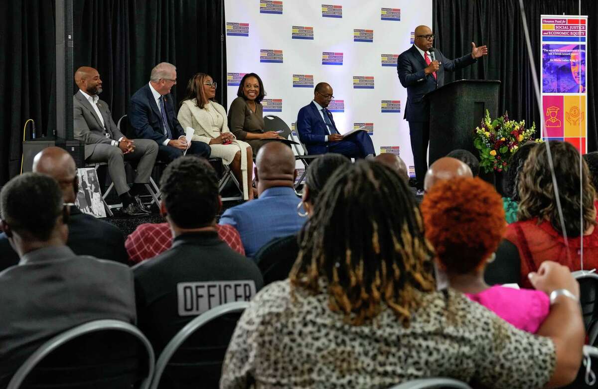 Houston Fund for Social Justice and Economic Equity Honorary Board Chair Mayor Sylvester Turner, along with Wells Fargo and Black Houston business and civic leaders officially announce the first round of Open for Business Grant recipients on Tuesday, Dec. 6, 2022 at Emancipation Park Recreation Center in Houston. Over 200 Houston-area small businesses and non-profits will receive a combined $5 million ranging between $10,000 and $65,000.