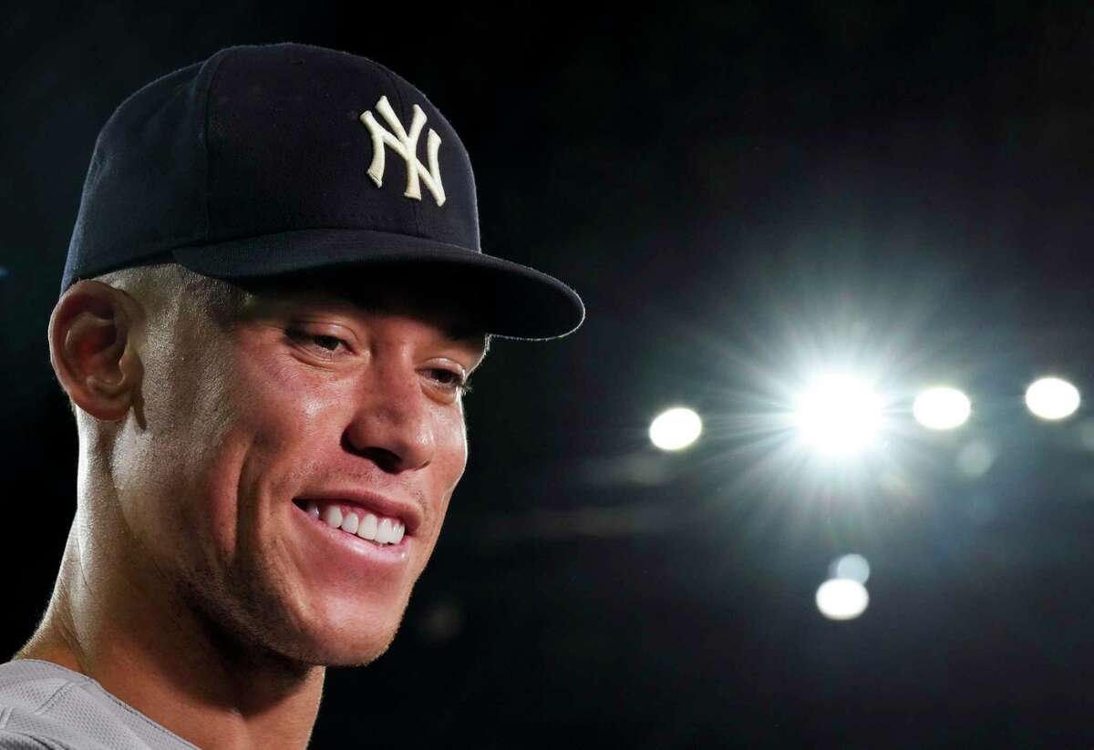 2022年9月28日星期三，在多伦多，纽约洋基队与多伦多蓝鸟队的棒球比赛结束后，纽约洋基队的亚伦·贾奇在接受采访时微笑着说，他打出了本赛季的第61支本垒打。(内森·丹尼特/美联社加拿大新闻社)