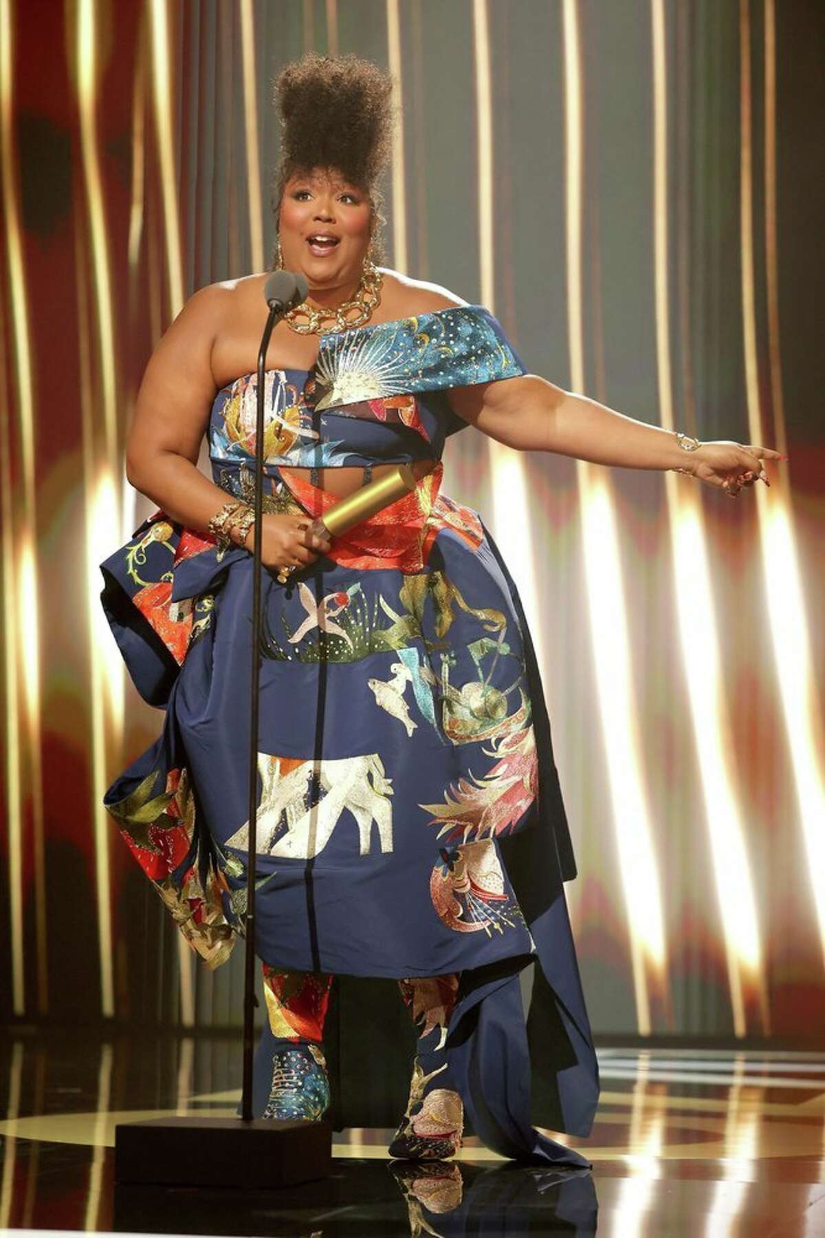 Lizzo uses People's Choice Awards speech to honor teacher killed in ...