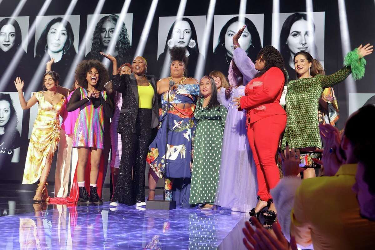 Lizzo uses People's Choice Awards speech to honor teacher killed in ...