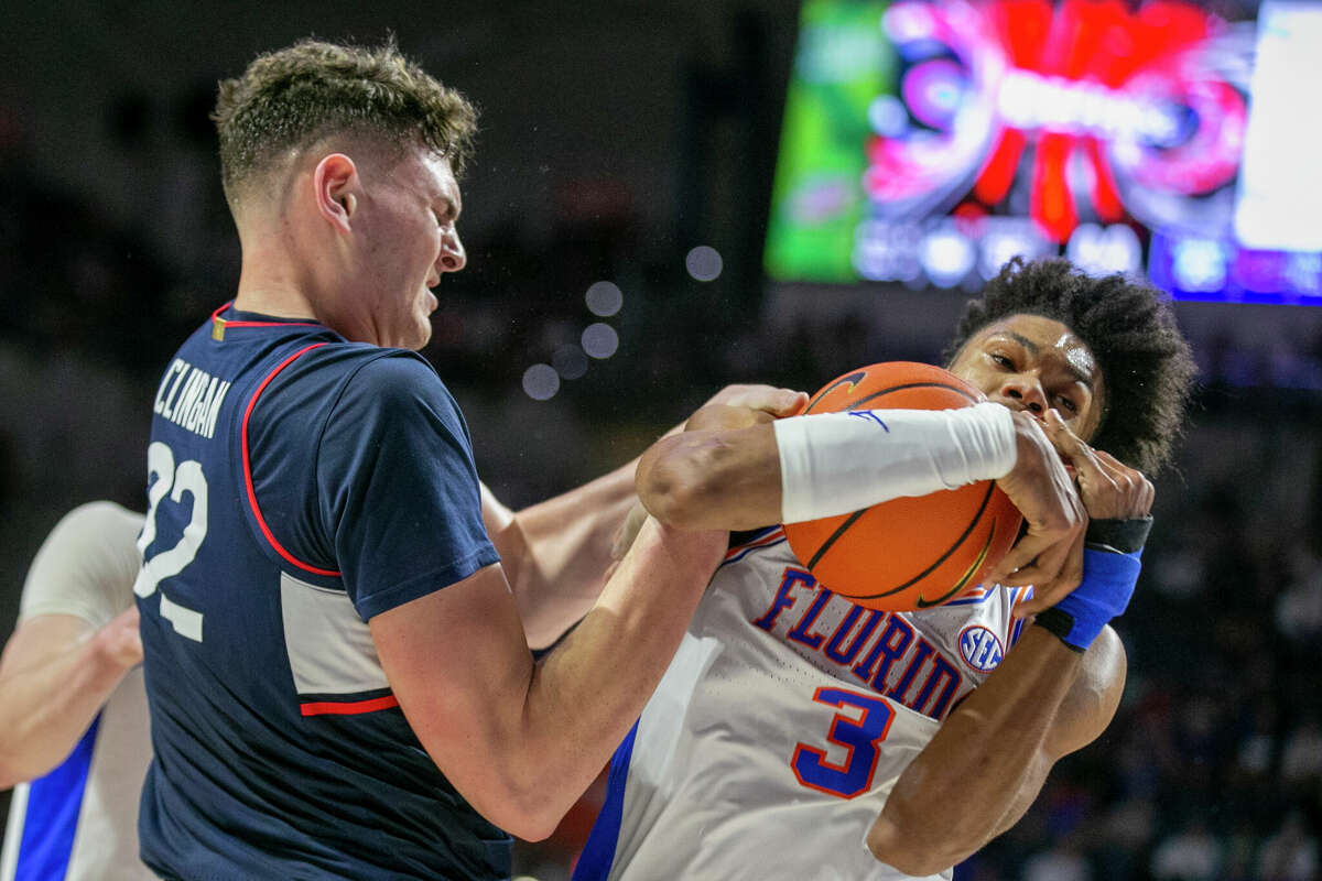 Connecticut center Donovan Clingan (32) wrestles with Florida forward Alex Fudge (3) for a rebound during the first half of an NCAA college basketball game Wednesday, Dec. 7, 2022, in Gainesville, Fla. (AP Photo/Alan Youngblood)