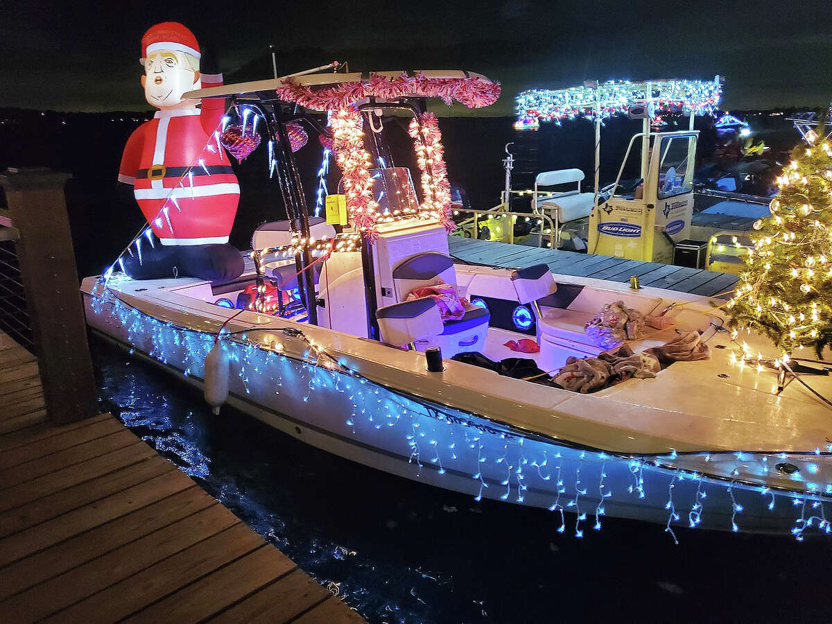 Santa trades his sleigh for boat at Lake Houston Christmas parade