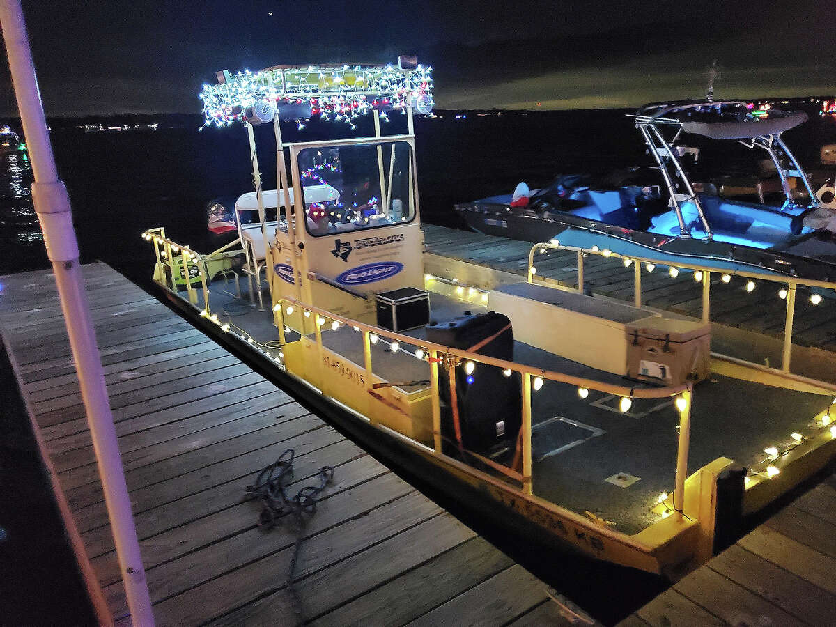 Santa trades his sleigh for boat at Lake Houston Christmas parade