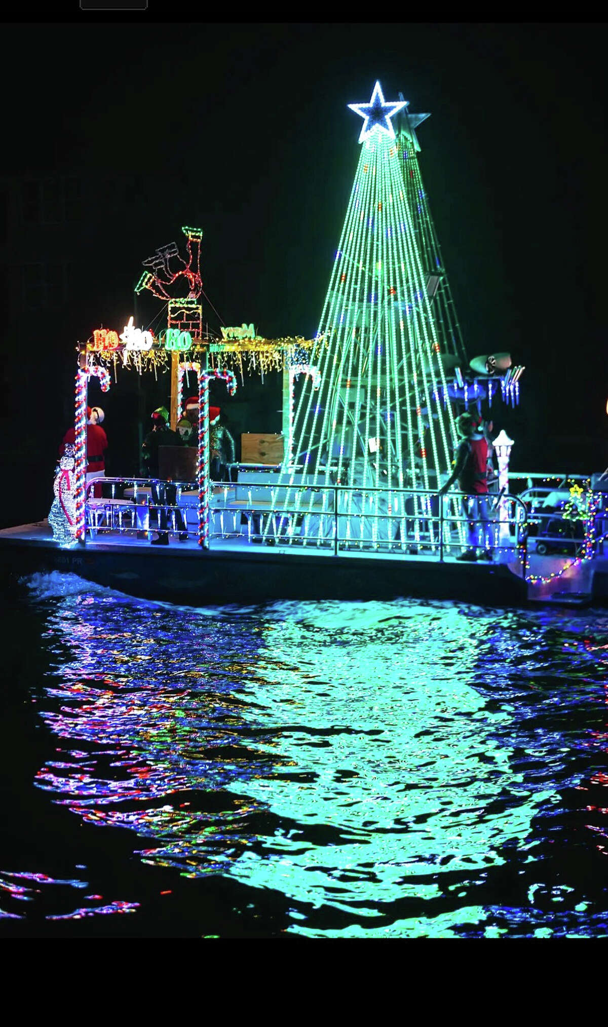 Santa trades his sleigh for boat at Lake Houston Christmas parade