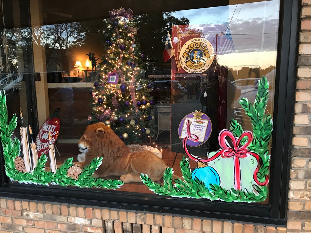 San Augustine businesses decorate their windows for holiday season