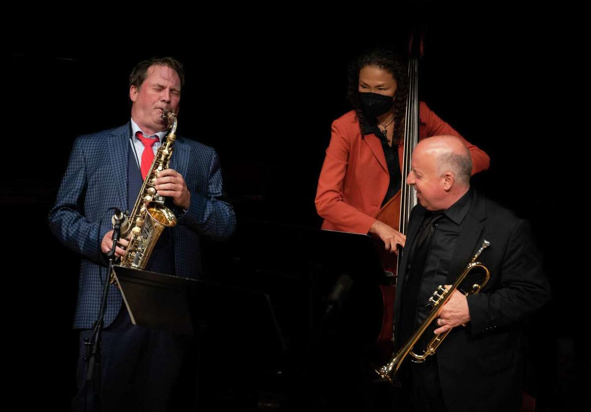 7月，安德鲁·斯佩特(左)在斯坦福爵士音乐节上表演。