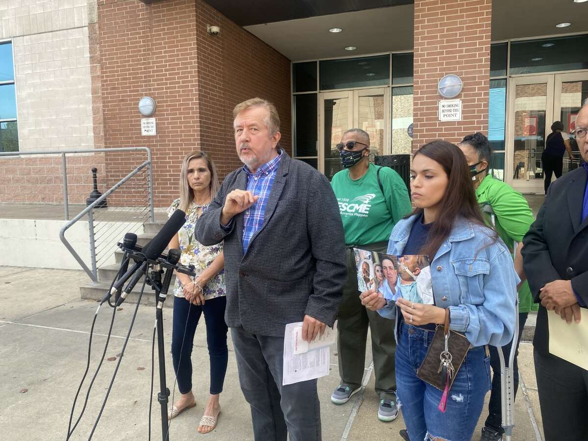 Adael Garcia's girlfriend Maura Niteo, left, Marisol Tobar, the daughter of Garcia's girlfriend, right, and civil rights attorney Randall L. Kallinen, middle, at a news conference in front of the Harris County jail on Thursday.